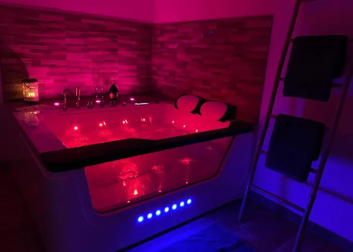 Апартаменты Cosy Jacuzzy Luxe Gare De *